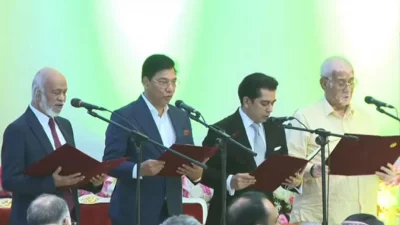 শপথ নিচ্ছেন মন্ত্রিসভার নতুন সদস্যরা (ছবি: সংগৃহীত)