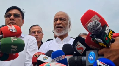 সাভারের জাতীয় স্মৃতিসৌধে সাংবাদিকদের সঙ্গে কথা বলেন আব্দুল মঈন খান