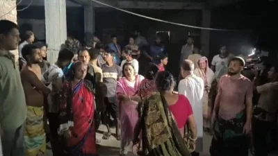 স্বজন ও স্থানীয় বাসিন্দারা হতবাক হয়ে গেছেন