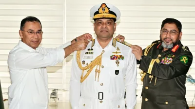 খোন্দকার মিসবাহ উল আজীমকে র‌্যাঙ্ক ব্যাজ পরিয়ে দিচ্ছেন প্রধানমন্ত্রী ও সেনাপ্রধান