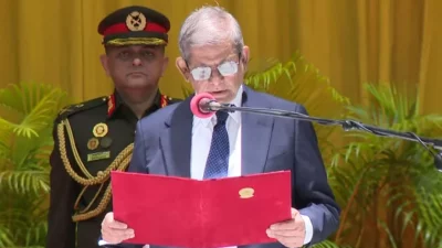 রাষ্ট্রপতি হিসেবে শপথ নিচ্ছেন মির্জা ফখরুল ইসলাম আলমগীর (ছবি: সংগৃহীত)
