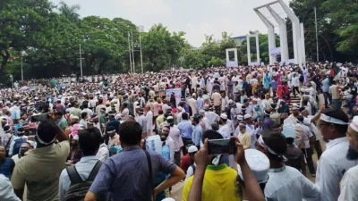 শিক্ষকদের শহীদ মিনারে অবস্থান (ফাইল ছবি)