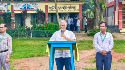 কেরানীগঞ্জের হজরতপুর উচ্চ বিদ্যালয়ে আকস্মিক পরিদর্শনে গিয়ে কথা বলছেন বিএনপির স্থায়ী কমিটির সদস্য আমান উল্লাহ আমান