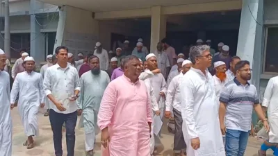 এবার সাভারে সুরেশ্বর পীরের অনুসারী কাজী জাবের আল জাহাঙ্গীরের বাড়িতে আগামী ২৬-২৭ আগস্ট আয়োজিত ওরস বন্ধের দাবিতে উপজেলা প্রশাসন ও থানায় বিক্ষোভ করা হয়েছে