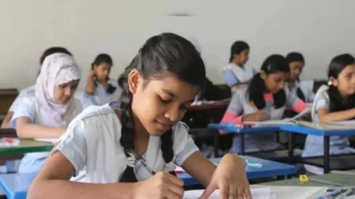 ক্লাসরুমে স্কুলের শিক্ষার্থীরা