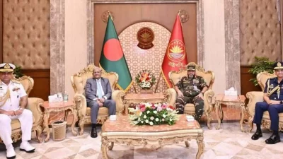 রাষ্ট্রপতি মির্জা ফখরুল ইসলাম আলমগীরের সঙ্গে সৌজন্য সাক্ষাৎ করেছেন সেনাবাহিনী প্রধান জেনারেল ওয়াকার-উজ-জামান, নৌবাহিনী প্রধান অ্যাডমিরাল খোন্দকার মিসবাহ উল আজীম এবং বিমান বাহিনী প্রধান এয়ার চিফ মার্শাল হাসান মাহমুদ খাঁন