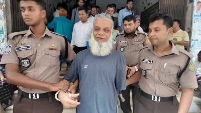 আদালতে নেওয়া হচ্ছে সাবেক প্রধানমন্ত্রী বেগম খালেদা জিয়ার গাড়িবহরে হামলা ও হত্যাচেষ্টা মামলায় তেজগাঁও থানা শ্রমিকলীগের সভাপতি মো. আবুল কাশেম পাটোয়ারী ওরফে ‘হাতকাটা কাশেমকে’