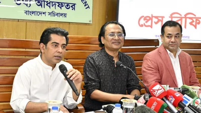 সাংবাদিকদের সঙ্গে কথা বলছেন তথ্যমন্ত্রী আন্দালিভ রহমান পার্থ