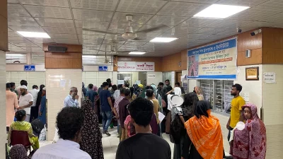 হাসপাতালের জরুরি বিভাগের সামনে ভিড়