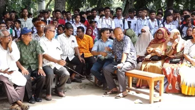 শিক্ষক গণপতিসহ পরিবারের নিহত ৪ সদস্যের শ্রাদ্ধ ও প্রার্থনা সভায় উপস্থিত তার সাবেক সহকর্মী ও ছাত্রসহ স্থানীয়রা