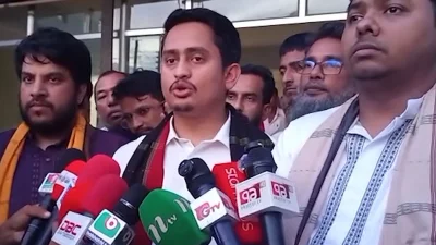 খাগড়াছড়ির একটি কমিউনিটি সেন্টারে এনসিপির সাংগঠনিক সমন্বয় সভা শেষে সাংবাদিকদের সঙ্গে কথা বলছেন এনসিপির উত্তরাঞ্চলের মুখ্য সংগঠক সারজিস আলম