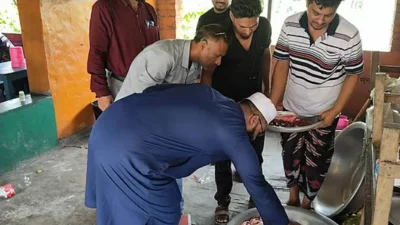 রাজশাহীর পবা উপজেলার নওহাটা বাজারের ফয়সাল ভাজা মাংস ও কালাভুনা হোটেলে গরুর মাংসের সঙ্গে ঘোড়ার মাংস মিশিয়ে বিক্রির অভিযোগ সংক্রান্ত একটি ভিডিও সামাজিক যোগাযোগমাধ্যমে ছড়িয়ে পড়েছে