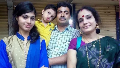 স্ত্রী ও সন্তানদের সঙ্গে গণপতি চক্রবর্তী