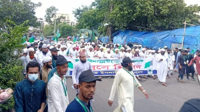 পবিত্র ঈদে মিলাদুন্নবী (সা.) উপলক্ষে রাজধানীতে বর্ণাঢ্য শোভাযাত্রা বের করেছে দাওয়াতে ইসলাম নামের একটি ধর্মীয় সংগঠন