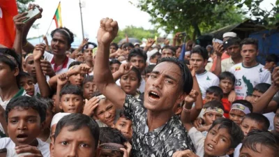 রোহিঙ্গা শরণার্থীরা জীবনযাত্রার অবনতিশীল পরিস্থিতির প্রতিবাদ করছেন এবং নিরাপদে মিয়ানমারে ফেরার দাবি জানাচ্ছেন। ছবি: ইপিএ