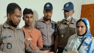 সেলিম (২৮) নামে এক যুবককে আটক করেছে ট্রাফিক পুলিশ