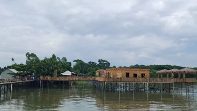 চাঁদপুরের মতলব উত্তর উপজেলার ষাটনল লঞ্চঘাট এলাকায় মেঘনা নদী ও নদীতীরের অংশ দখল করে দুটি হোটেল নির্মাণ করা হয়েছে