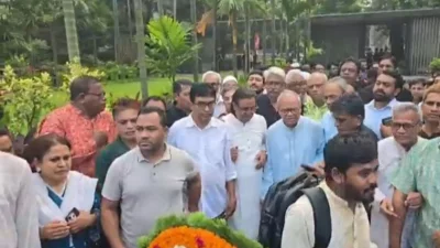 কাজী নজরুল ইসলামের ৫০তম মৃত্যুবার্ষিকীতে ঢাকা বিশ্ববিদ্যালয়ে কবির সমাধিস্থলে শ্রদ্ধা নিবেদন