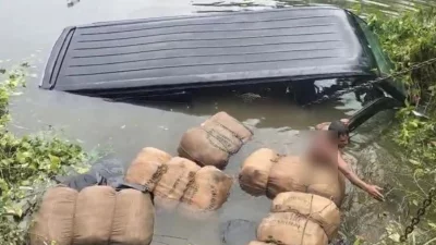 পুকুরে পড়া মাইক্রোবাস ও ভেসে ওঠা গাঁজা