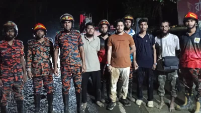 চার পর্যটককে উদ্ধার করেছেন কাপ্তাই ফায়ার সার্ভিসের কর্মীরা