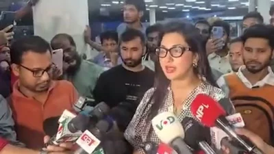 গণমাধ্যমকর্মীদের মুখোমুখি নায়িকা অপু বিশ্বাস (ছবি: ভিডিও থেকে নেওয়া)
