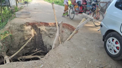 রাজবাড়ীর গোয়ালন্দ উপজেলার দৌলতদিয়া ইউনিয়নের ফকিরপাড়া এলাকায় গুরুত্বপূর্ণ একটি সড়কের কাজ প্রায় দেড় বছর ধরে ফেলে রেখেছে ঠিকাদারি প্রতিষ্ঠান