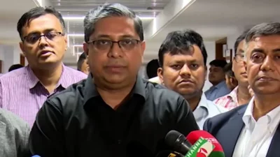 কথা বলছেন স্থানীয় সরকার প্রতিমন্ত্রী মীর শাহে আলম