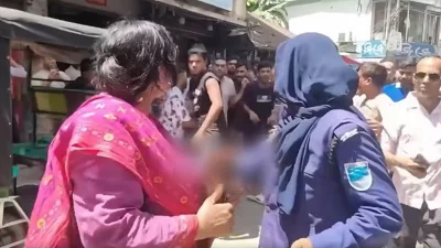 রাজবাড়ীর কাপড় বাজারে পুলিশের সামনে এক নারীকে লাথি ও ধাক্কা দেওয়ার একটি ভিডিও সামাজিক যোগাযোগমাধ্যমে ছড়িয়ে পড়েছে