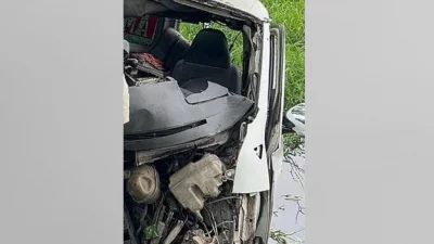 কাভার্ডভ্যানের সঙ্গে সংঘর্ষে অ্যাম্বুলেন্স দুমড়েমুচড়ে যায়