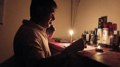 দিনের পাশাপাশি রাতেও ঘণ্টার পর ঘণ্টা বিদ্যুৎ না থাকায় অতিষ্ঠ হয়ে উঠেছেন খুলনার সাধারণ মানুষজন
