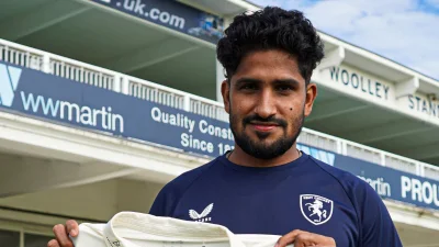 কেন্টের জার্সি হাতে খালেদ আহমেদ- ফাইল ছবি।