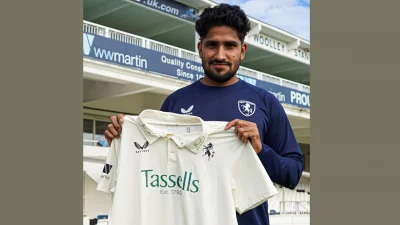 কেন্টের জার্সি হাতে খালেদ আহমেদ।