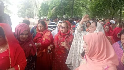 রাজধানীর শেরে বাংলা নগরে বিএনপির প্রতিষ্ঠাতা জিয়াউর রহমানের সমাধিতে শ্রদ্ধা জানাতে নেতাকর্মীদের ঢল নেমেছে