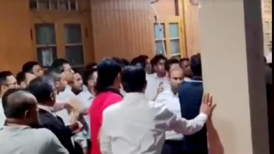 আইনজীবীদের মধ্যে হাতাহাতি