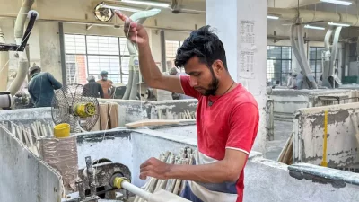 ভারতে ব্যাট তৈরিতে কাজ করছেন একজন।