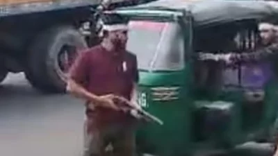 অস্ত্র হাতে যুবকের মহড়া