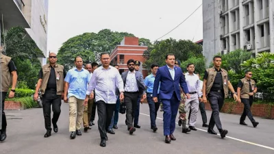 বাংলাদেশ সচিবালয়ে নিজ দফতর থেকে পায়ে হেঁটে ওসমানী স্মৃতি মিলনায়তনে যাচ্ছেন প্রধানমন্ত্রী তারেক রহমান