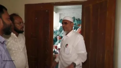 পৌরসভার একটি কক্ষে ময়লা-আবর্জনার স্তূপ দেখে অসন্তোষ প্রকাশ করেন লুৎফুজ্জামান বাবর।
