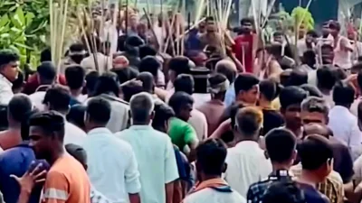 দুই পক্ষের সংঘর্ষের পর এলাকায় বিরাজ করছে তীব্র উত্তেজনা।