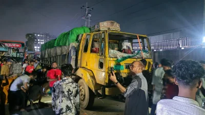 সড়ক অবরোধ করে বিক্ষোভ করেছেন পোশাকশ্রমিকরা