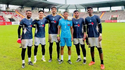 জামালদের সঙ্গে বাঁ থেকে তৃতীয় সাইফ (ছবি: সংগৃহীত)