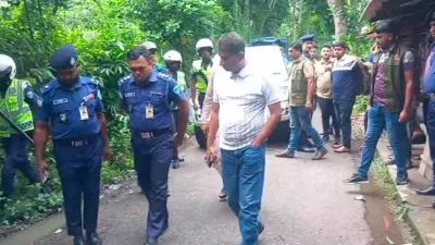 ঘটনাস্থলের আশপাশে পরিদর্শন করেছেন আইনশৃঙ্খলা রক্ষাকারী বাহিনী।