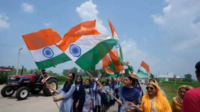 চেন্নাইয়ের একটি স্কুলের শিক্ষার্থীরা জাতীয় পতাকা হাতে প্রতিবাদে। ছবি: এপি