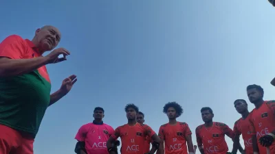 কোচের সঙ্গে বাংলাদেশ দল।