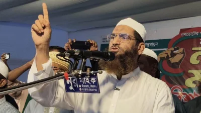 শনিবার সন্ধ্যায় চট্টগ্রামের মীরসরাইয়ে ১১ দলীয় ঐক্যের লংমার্চের পথসভায় বক্তব্য দেন খেলাফত মজলিসের আমির মাওলানা মামুনুল হক