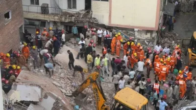 এ পর্যন্ত আটজনকে উদ্ধার করা সম্ভব হয়েছে এবং উদ্ধার অভিযান অব্যাহত রয়েছে। ছবি: ইন্ডিয়ান এক্সপ্রেস