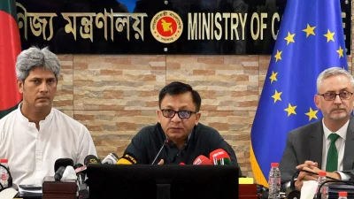 বাণিজ্য মন্ত্রণালয়ের সম্মেলন কক্ষে আয়োজিত এক যৌথ প্রেস ব্রিফিংয়ে বাণিজ্যমন্ত্রী খন্দকার আব্দুল মুক্তাদিরের সঙ্গে অন্যরা