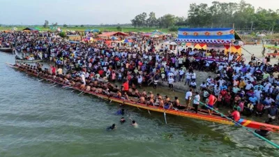 সিরাজগঞ্জের উল্লাপাড়ার কালীগঞ্জ খেয়াঘাট এলাকায় ঐতিহ্যবাহী নৌকাবাইচ (ফাইল ছবি)