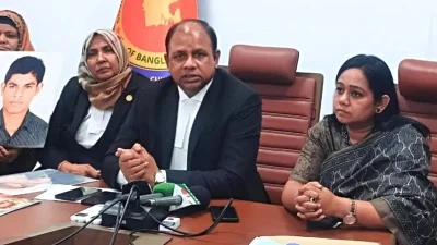 সাংবাদিকদের সঙ্গে কথা বলছেন চিফ প্রসিকিউটর মো. আমিনুল ইসলাম