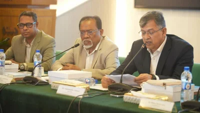 গোলটেবিল বৈঠকে স্বরাষ্ট্রমন্ত্রী সালাহউদ্দিন আহমদ